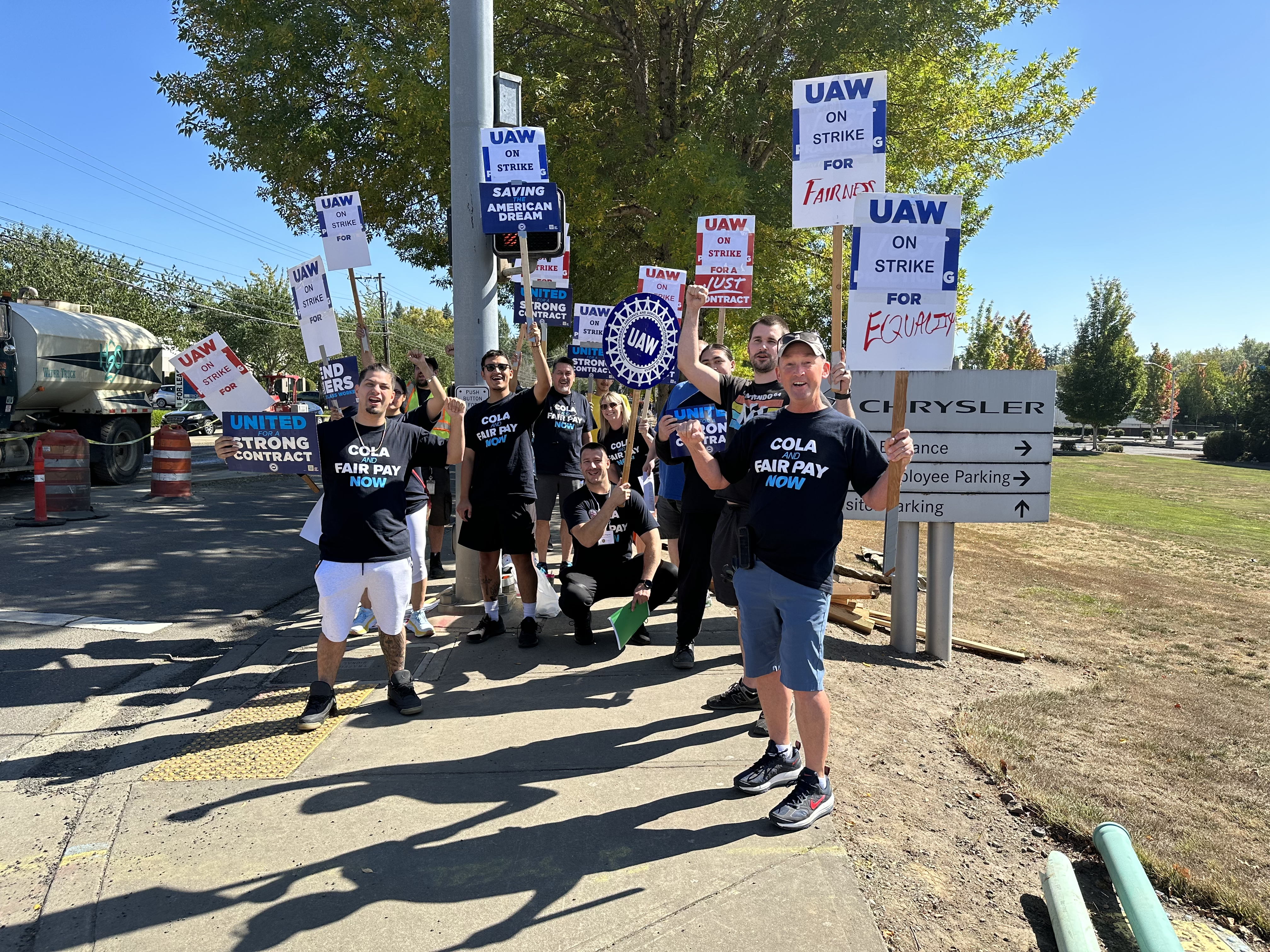 UAW 492 members holding picket signs